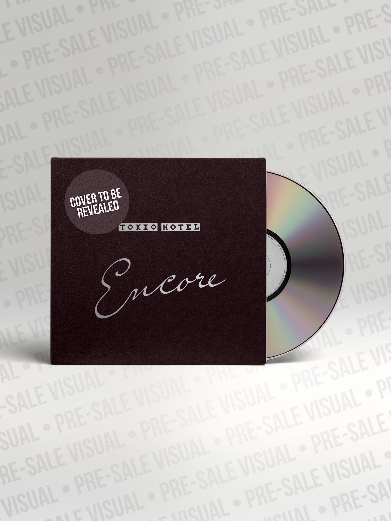 Encore Digipak CD
Tokio Hotel „Encore“ Digipak-CD mit dunkelrotem Coverdesign, silberner Handschrift-Schrift und sichtbarer CD. Oben links befindet sich ein Sticker mit „Cover to be revealed“.
